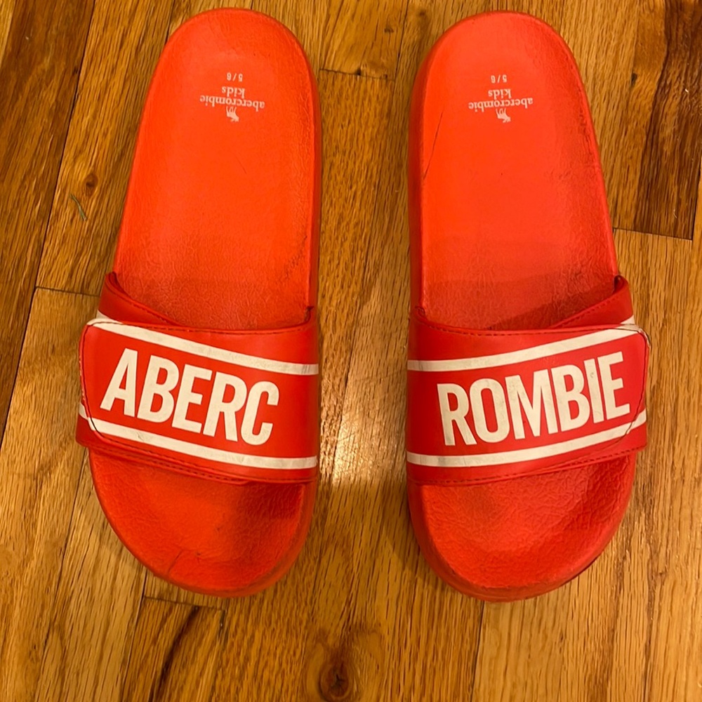 Abercrombie Kids slides. Boys size 5/6